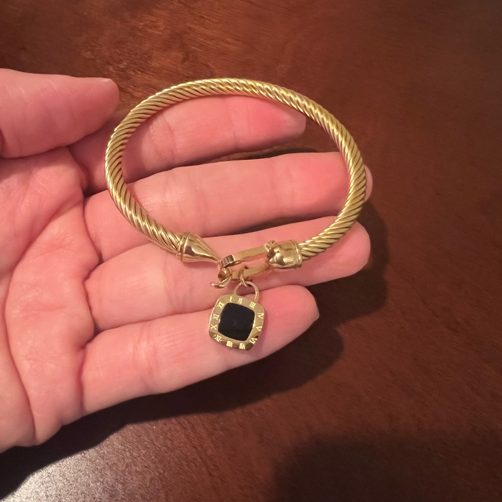 Elegant Gold and Black Fashion Bracelet from Neveah